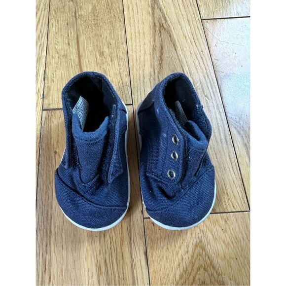 Toms Boys Navy Shoes Size 3 - Picture 1 of 4